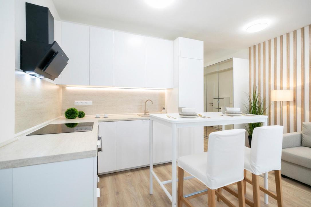 Alure Residences 2 & 24H Self Check-In, Parking In The Garage In The Apartment Building Included, New Building, Terrace, Green Location With A Forest Park With A Lake, Children'S Playground Банска-Бистрица Экстерьер фото
