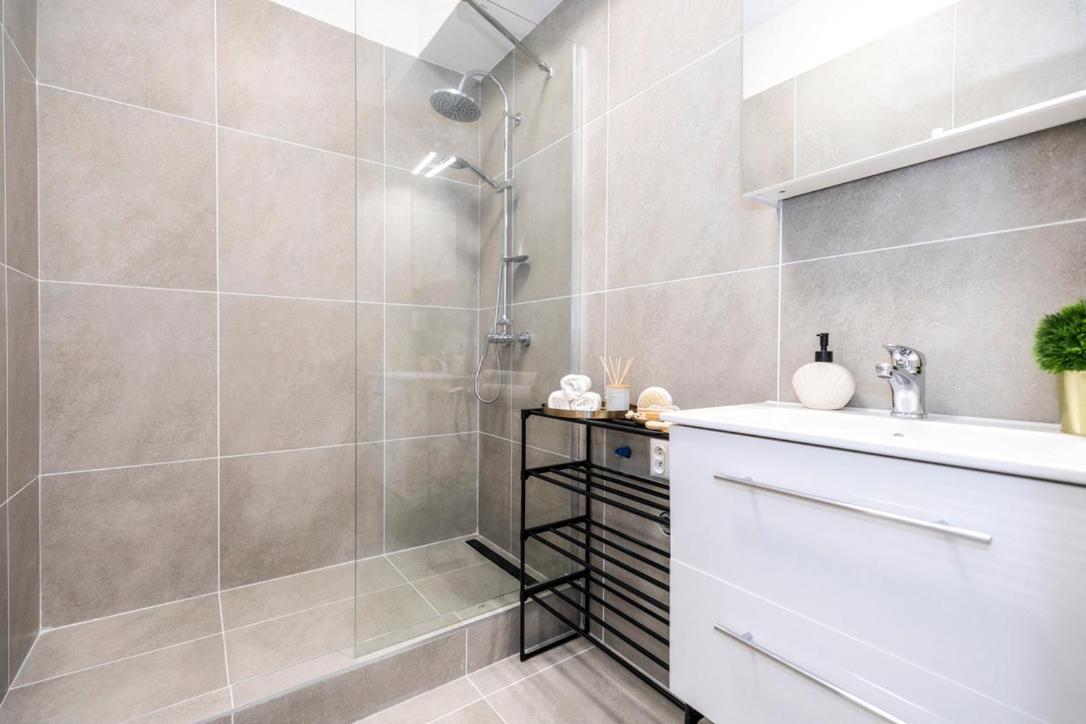 Alure Residences 2 & 24H Self Check-In, Parking In The Garage In The Apartment Building Included, New Building, Terrace, Green Location With A Forest Park With A Lake, Children'S Playground Банска-Бистрица Экстерьер фото
