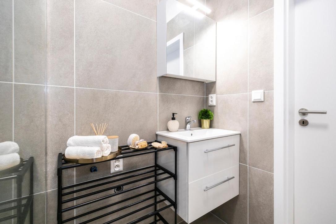 Alure Residences 2 & 24H Self Check-In, Parking In The Garage In The Apartment Building Included, New Building, Terrace, Green Location With A Forest Park With A Lake, Children'S Playground Банска-Бистрица Экстерьер фото